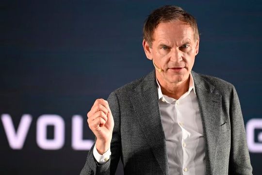 VW-Konzernchef Oliver Blume macht klar, wie ernst die Lage bei Volkswagen derzeit ist. Nicht zuletzt stehen ab morgen gleich mehrere außerordentliche Betriebsversammlungen in verschiedenen VW-Werken an. Es gehe sozusagen „um die Wurst“! Alle müssten jetzt ran ...(Bild:  Joh. Neudecker / dpa)