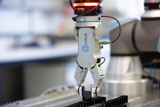 Der RG2-FT Greifer von Onrobot verfügt über integrierte Sensorik in seinen Fingerspitzen. Der RG2-FT Greifer von Onrobot verfügt über integrierte Sensorik in seinen Fingerspitzen.