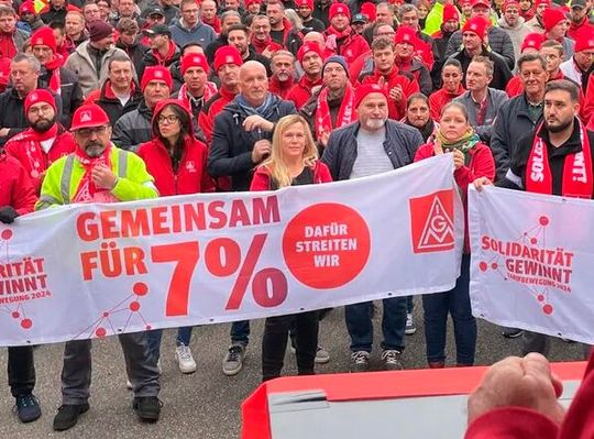 Die Parteien im Tarifstreit hoffen, dass man heute wenigstens zu einem Pilotabschluss kommen wird. Die IG Metall will, wenn nötig, weitere Streiks durchführen. Doch vor allem bei der 7-Prozent-Frage streiten sich offensichtlich noch die Geister ...(Bild:  IG Metall)