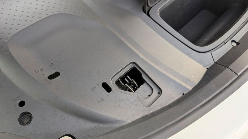 Die vordere Haube besitzt kein Zentralschloss, sondern zwei seitlich angebrachte Schlösser. Man muss das Blech ziemlich kraftvoll zuwerfen, damit beide sicher verriegeln. (Bild: Rosenow – VCG)