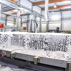 Druck der Meristem Wall nach dem Binder-Jetting-Verfahren. Dabei wird pulverförmiges Ausgangsmaterial mit einem Kleber zu einem neuen Werkstück verbunden. (Bild:  voxeljetAG)