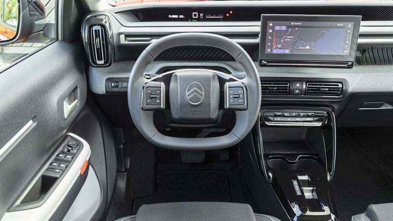 Das Cockpit wirkt eher modern und praktisch als puristisch, die Bedienung ist dank noch ausreichend vorhandener physischer Knöpfe und Schalter jedoch simpel und eingängig. (Bild: Adrien Cortesi)