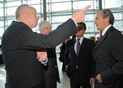 Dieser Award schießt den Vogel auf der AMI ab, scheint hier VDIK-Präsident Volker Lange seinen Messemitstreitern Robert Rademacher, Wolfgang Marzin und Jens Becker anzudeuten. (Archiv: Vogel Business Media)
