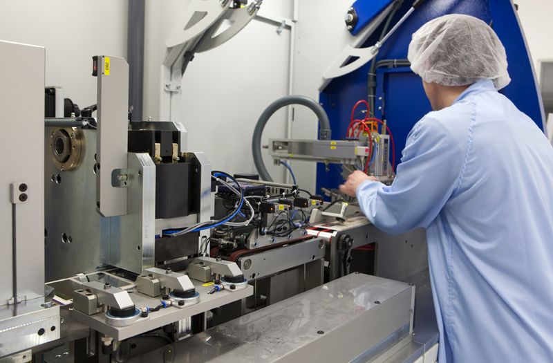 An der Stanze werden die neuen Personalausweise auf Format gestanzt ... (Archiv: Vogel Business Media)