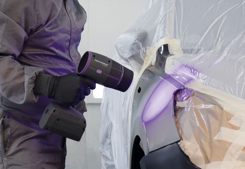 Im Folgenden die weiteren nominierten Produkte in der Kategorie „Karosserie & Lack“:  Der UHS-UV-Led-Lack von CIN Monopol ist ein Zweikomponenten-Hochglanzlack mit UV-LED-Härtung. Er entspricht den VOC-Normen und sein hoher Festkörpergehalt in Kombination mit der niedrigen Viskosität sorgt für ein außergewöhnliches Lackierergebnis in weniger als einer Minute. Laut Hersteller verbessert es die Produktivität, macht den Einsatz von Wärmeenergie überflüssig und senkt die Einrichtungskosten um 50 Prozent. Das Ergebnis ist zudem extrem kratzfest.  (Bild: CIN MONOPOL)