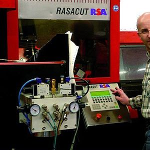 Manfred Hartmann, Inhaber der Eroform Edelstahl GmbH in Wilnsdorf an einer der beiden RSA-Rasacut-SC-Sägelinien, auf denen die Edelstahlrohre präzise und kantenschonend gesägt werden. Bild: Eroform