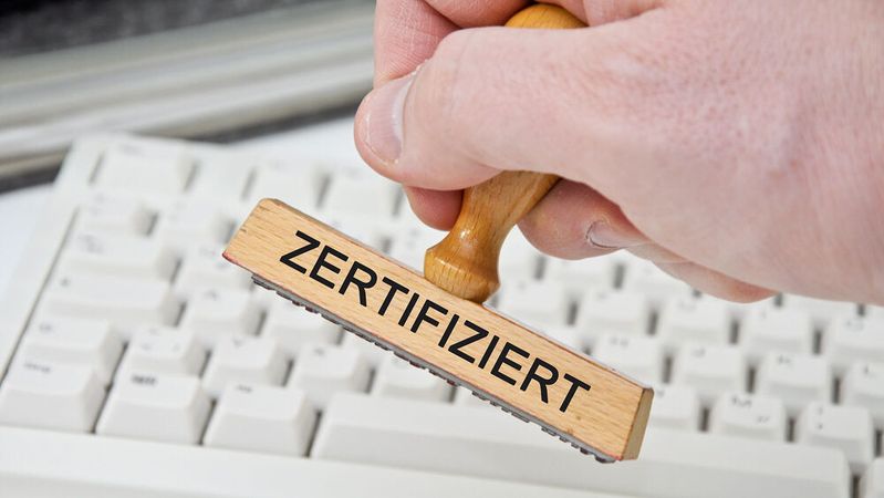 Die Komplexität der Cloud-Umgebungen und die Vielfalt der Sicherheitsbedrohungen machen es schwierig, ein normiertes Security-Zertifikat für Clouds zu entwickeln.(Bild: ©  Marco2811 - stock.adobe.com)