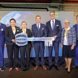 Mit der Schlüsselübergabe markiert Harting symbolisch den Abschluss der Werkserweiterung in Biel. Im Bild (v.l.n.r.): Senior-Chef Dietmar Harting, Glenda Gonzalez Bassi, Stadtpräsidentin Biel, Susanne Giehl, Managing Director Harting Biel, Andreas Conrad, Vorstand Operations, CEO Philip Harting, Senior-Chefin Margrit Harting und Dr. Sebastian Friess, Vorsteher des Amts für Wirtschaft für den Kanton Bern.(Bild:  Harting)