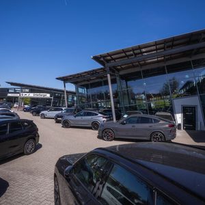 Im Autohaus Unterberger in Rosenheim wurde eine Idee geboren, von der die gesamte Autohausgruppe mit 27 Filialen in Österreich und Deutschland profitiert: Die Datenschutzeinverständniserklärung (EWE) geben Kunden jetzt digital ab.  (Bild:  Jonas Blank)