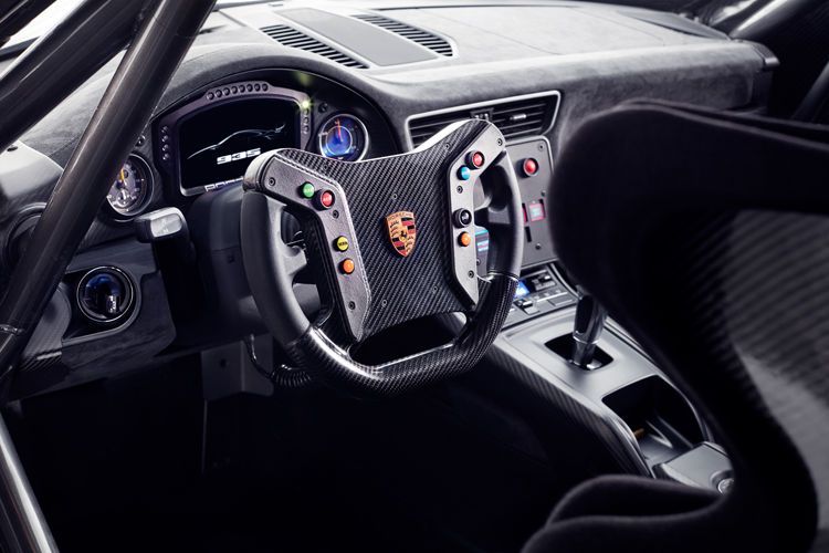 Das Carbon-Lenkrad und das dahinterliegende Farbdisplay übernimmt der 935 vom 911 GT3 R des Modelljahres 2019.  (Bild: Porsche)