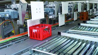 Scherben, Schmutz oder auslaufender Inhalt aus beschädigten Produkten beeinträchtigen die Funktion des Sortierers nicht, da die Mechanik oberhalb des Transporteurs angeordnet ist. (Bild: Sortec)