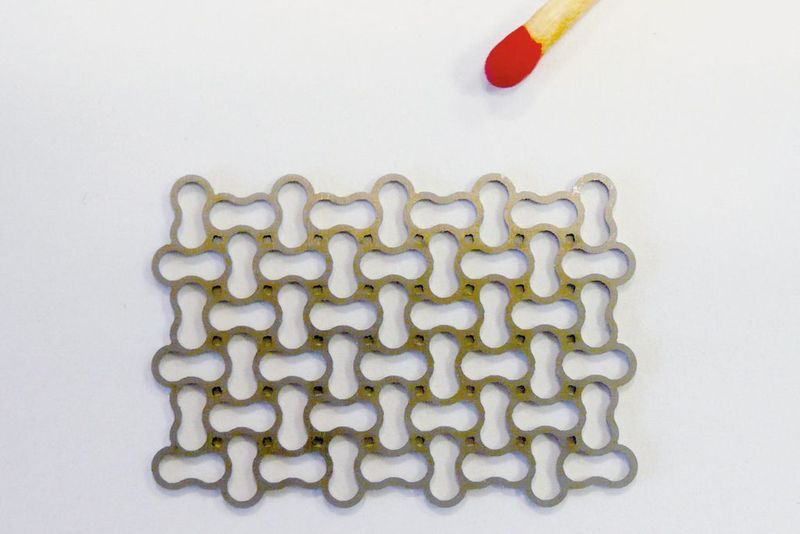 Beim Wasserstrahlschneiden gibt es keinen Wärmeeintrag und keine verbrannten Schnittkanten. Da es nicht zu Aufhärtungen im Schnittbereich kommt, bleibt die Flexibilität des Materials erhalten.  (Bild: Daetwyler/Microwaterjet)