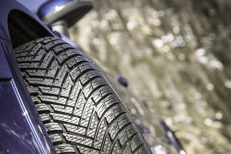 Der Nokian Wheatherproof hat seine Stärken eher auf schneebedeckter Fahrbahn. (Foto: Nokian)