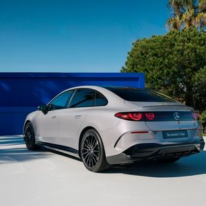 Im Boden des C 400 4Matic stecken Zellen mit einer Kapazität von nutzbaren 94,5 kWh.(Bild:  Mercedes-Benz)