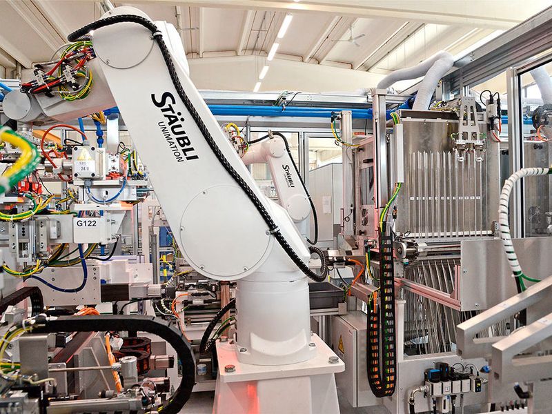 Die weltweit erste Anlage für die hochkomplexe Montage von Spiraltuben ist Beweis dafür, dass Automation in immer anspruchsvoller Bereiche der Medizintechnik vordringt. (Industrie Kommunikation Högel)