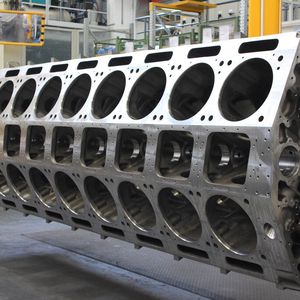 Bild 5: Das Kurbelgehäuse eines Schiffsdiesels mit seinen Zylinderbohrungen bearbeitet bei MTU mittels Komtronic U-Achssystem von Komet.
