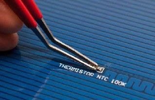 Der 3D-Drucker Velleman K8200 im Aufbau: Nach dem Löten der Kontaktstelle ist der NTC-Thermistor mit einer Seite auf der Kontaktstelle zu installieren (Bild: Velleman nv)