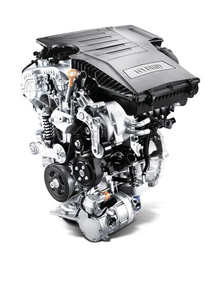 Beim Antriebssystem geht Hyundai einen anderen Weg als Toyota. Der 1,6-l-Vierzylinder ist zwar auch ein Saugmotor, aber das Benzin wird mit bis zu 200 bar direkt in den Brennraum gespritzt und nicht wie beim 1,8-l-Vierzylinder des Prius mit Multipoint-Einspritzung ins Saugrohr. Sein maximales Drehmoment beträgt 147 Nm bei 4.000 U/min. (Hyundai)