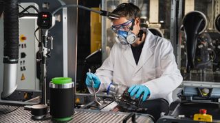 Das trockene Ausgangsmaterialgemisch wird in den Kalanderspalt der DRYtraec-Anlage gegeben. (Fraunhofer IWS)