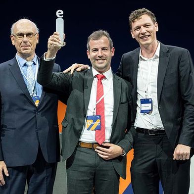 Dorothee Bär (Bundesministerin für Forschung, Technik und Raumfahrt) hat den Electrifying Ideas Award überreicht an: Dr. Helmut Kreiser (GSI Helmholtzzentrum), Philipp Müller (Rittal) und Dr. Thomas Weber (etalytics). Mit im Bild: ZVEI-Präsident Daniel Hager (ZVEI). (v.l.n.r.) (Bild: Rittal)