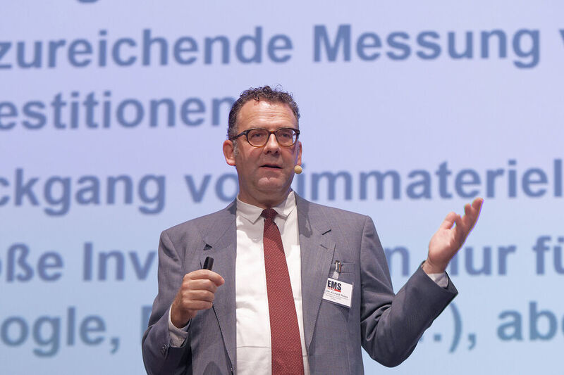 Wirtschaftserklärer: Prof. Gerald Mann von der FOM München betrachtet die Welt durch die Brille eines Volkswirts.  (VCG)