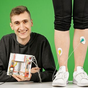 Bastian Auer (20) aus Bayern hat ein patientenschonendes EKG-Konzept entwickelt, bei dem nur noch vier von zehn Elektroden angelegt werden müssen. Neuronale Netzwerke rekonstruieren die fehlenden Signale der sechs schwerer anzubringenden Elektroden.(Bild:  Stiftung Jugend forscht e V. / Max Lautenschläger)