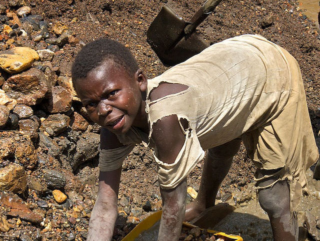 Robert, 11 Jahre, arbeitet jeden Tag unzählige Stunden in einer Mine in South Kivu. (Lezhnev/Enough Project)