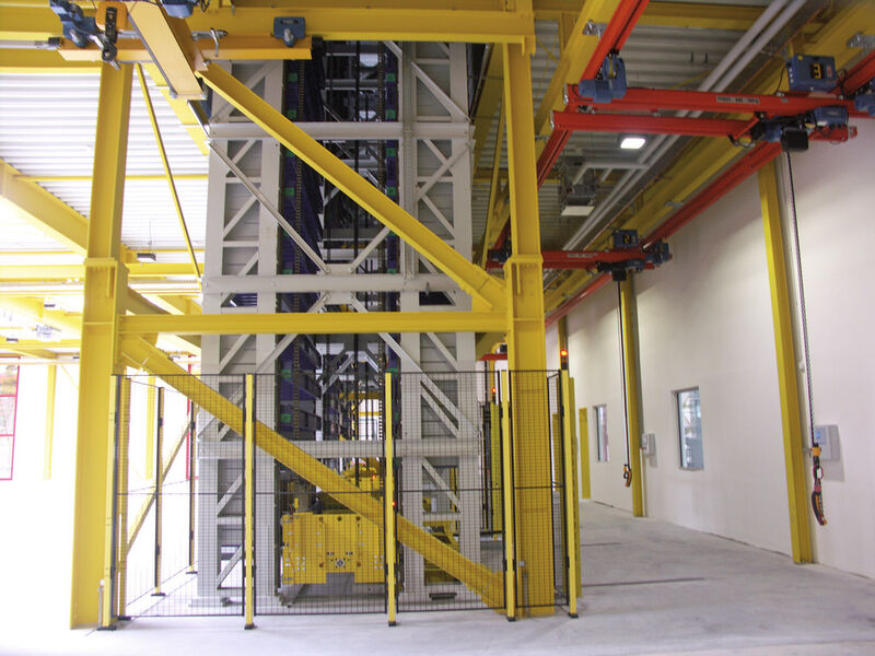 Bei der Paul Henke Möbelbeschlagfabrik sind drei Tower-Mat-Systeme von Intertex mit jeweils 61 Kassetten installiert. (Bild: Intertex)
