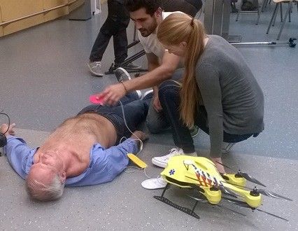 Bei einem Herzstillstand muss schnell reanimiert werden: Die Ambulance Drone mit Defibrillator soll die Reaktionszeit minimieren. (TU Delft)
