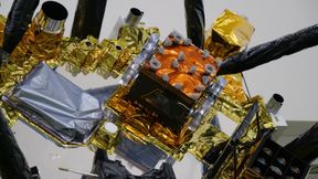 The Idefix® rover is firmly mounted between the landing legs of the MMX spacecraft. Despite its compact size, Idefix® essentially contains all the elements of a fully fledged scientific rover, yet thanks to its highly integrated design, it has a mass of only 25 kilograms (approx. 55 pounds). (Source: DLR (CC BY-NC-ND 3.0))