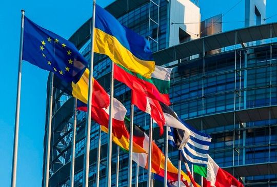 Das EU Parlament hat die Empfehlung von Bernd Lange, dem Vorsitzenden des Handelsausschusses, wahr gemacht und den Zoll-Deal mit den USA eingefroren, bis man weiß, wie es weitergehen soll ...(Bild:  EU)