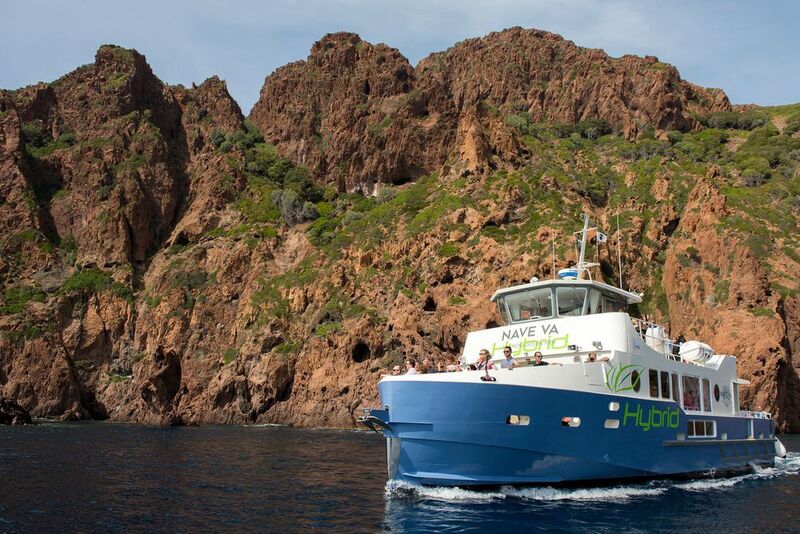 Dank des Hybridantriebs können 135 Passagiere Korsikas Naturschutzgebiet Scandola mit der Fähre erkunden, ohne dass es zu einem Ausstoß von CO2-Emissionen käme. Durch den Einsatz von Batterien entfallen zudem die Lärmemissionen, die sonst von Verbrennungsmotoren ausgehen. (Leroy-Somer)