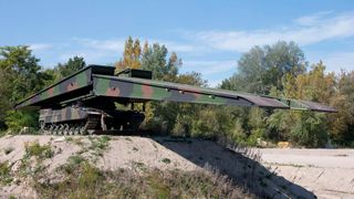 Engine-generator units (MGU) from Steyr Motors are at work in the Leopard 2 main battle tank and the Leguan bridge vehicle (pictured). An extended contract is now to secure at least 500 more systems of this type for the Bundeswehr ... (Image:German Armed Forces)