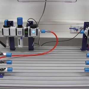 Bild 2: Das Arbeitsumfeld des Lernstands Drucklufteffizien umfasst einen Volumenstromzähler, zwei Drucksensoren und bietet durch Verteilerdosen die Möglichkeit, verschiedene Schläuche anzuschließen und diese dann zu öffnen oder zu sperren. 