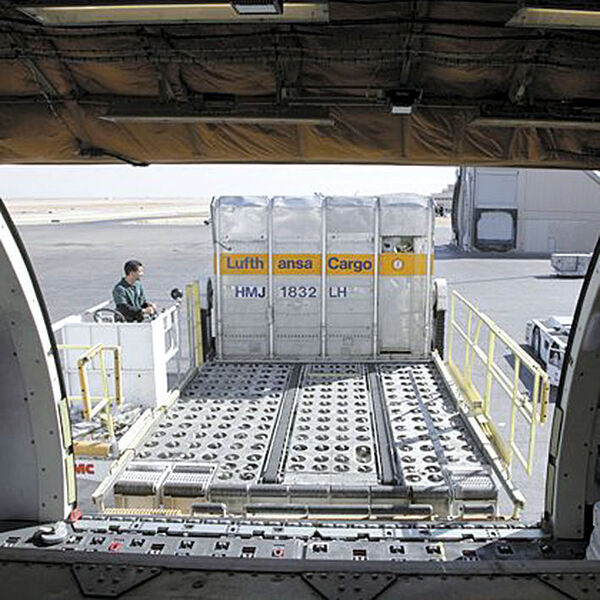 Sollen in Zukunft abgelöst werden: Die altgedienten Aluboxen sind im Vergleich zum intelligenten Container zu schwer.  Bild: Lufthansa Cargo (Archiv: Vogel Business Media)