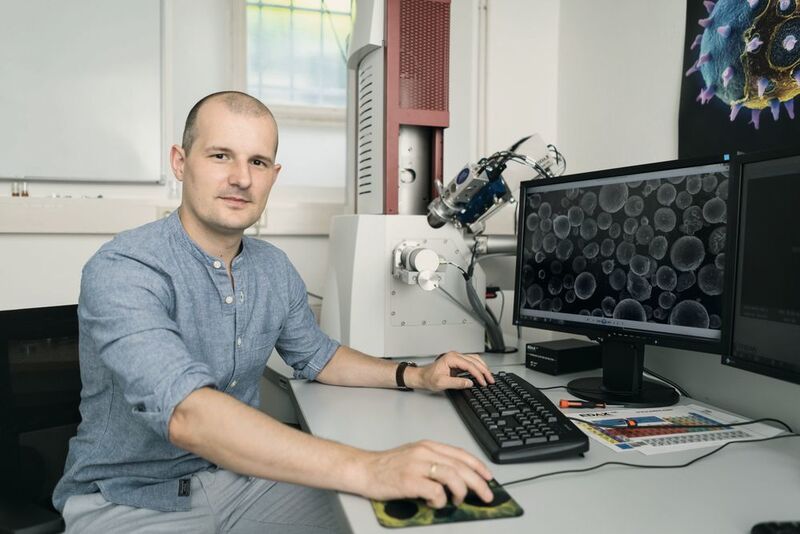 Mateusz Skalon hat ein innovatives Pulver für den 3D-Metalldruck entwickelt und arbeitet nun an dessen Marktreife. (TU Graz)
