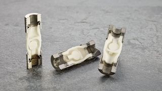 Das eigentliche Ventil besteht aus Aluminiumoxid-Keramik und wird im Stereolithografie-Verfahren additiv hergestellt. Die Anschlüsse sind aus Edelstahl und werden  im SLM-Verfahren 3D-gedruckt. Das Fügen erfolgt mittels Aktivlöten. (Bild: Articus und Roettgen Fotografie)