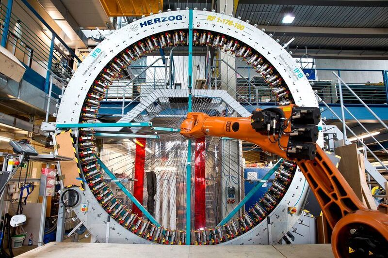Auch der Kollege Roboter hat seinen Anteil an der wirtschaftlichen Herstellung von Faserverstärkten Leichtbaukomponenten. (Bild: Leichtbau BW)