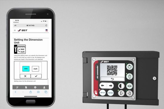 (Das ekr CON 600 Net bietet Soforthilfe per QR-Code. Es genügt ein zweisekündiger Druck auf den Menüpunkt und BST.help liefert die jeweilige Anleitung. Darüber hinaus bietet das Portal weitere nützliche Hilfen, wie Installationsvideos oder den Rückrufservice des BST Helpdesks. Bildquelle: BST GmbH)