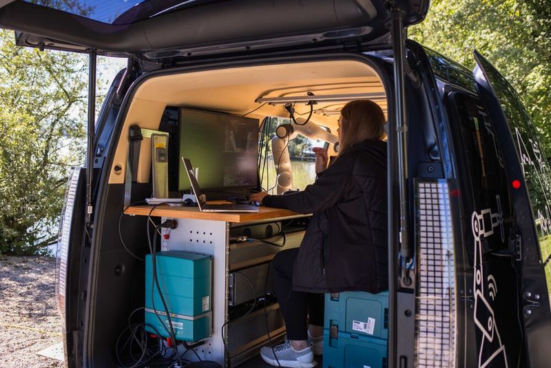 Der schwarze Kleinbus, ein Hyundai Staria, ist vollgepackt mit Hochleistungsrechnern und Steuerungstechnik. (Bild: Hyundai)