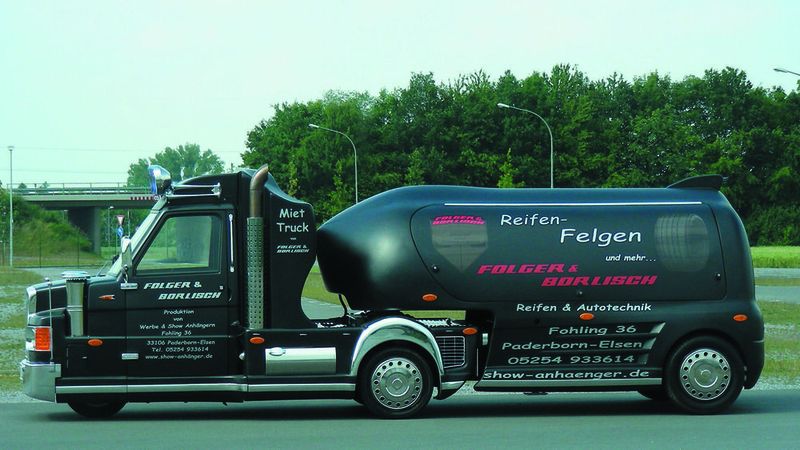 Die Firma Folger Karosserie-Styling verwandelte 2010 eine Ape in einen auffälligen Werbeträger im Look eines amerikanischen Trucks. Dafür waren erhebliche Umbaumaßnahmen erforderlich. So entstanden eine lange Schnauze mit Kühlergrill, Schlafkabine und eine Vollverkleidung; große Zusatzscheinwerfer, Luftfilterattrap-pen, Lufthörner, Breiträder an der Hinterachse, stehende Auspuffrohre und eine Sattelkupplung vervollständigten den Umbau zu einer Sattelzugmaschine mit dem Namen „Drei-Truck“. Der einachsige Auflieger hat eine Ladeklappe, hinter der sich ein großer Präsentations- oder Laderaum verbirgt. So ausgestattet eignet sich der „Zwergen-Truck“ hervorragend als Promotionsfahrzeug. (Bild: SLX)