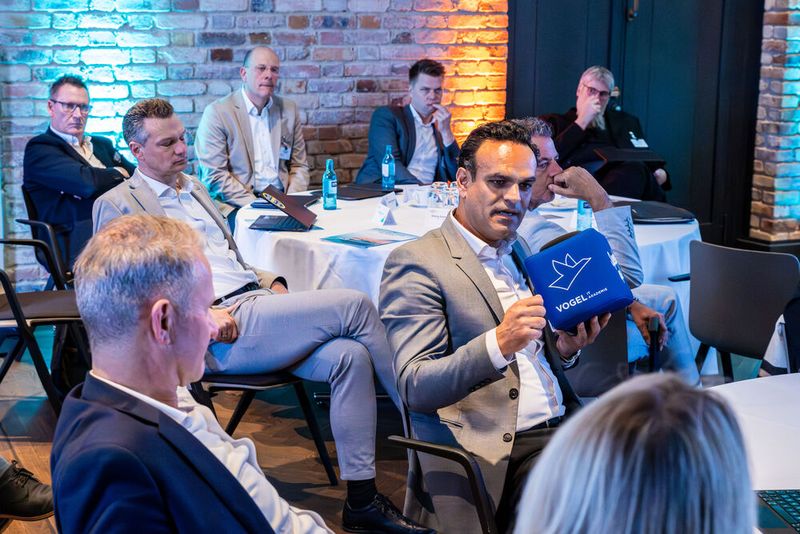 Santosh Wadwa, Vice President, Head of Platform Business Germany, Fsas in der Diskussion. (Bild: Vogel IT-Medien)