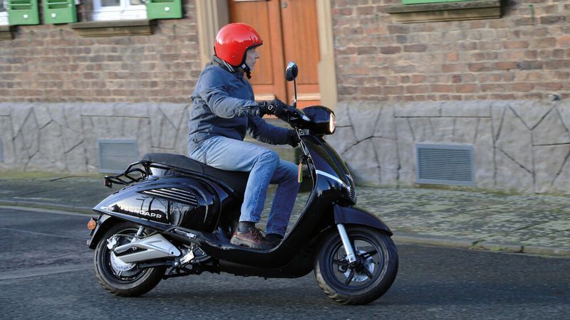 „Zündapp Bella E“ heißt das neue E-Modell des Elektrospezialisten Zwopro. Die Version mit Verbrennungsmotor ist bereits seit 2017 auf dem deutschen Markt. (Bild: RKM)