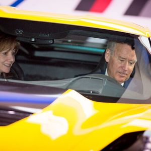 GM-Chefin Mary Barra und Joe Biden in einer Corvette Z06 auf der Detroit Auto Show 2014.(Bild:  General Motors)