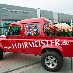 Die Fassade des neuen Showrooms ist 100 Meter lang.(Bild:  Kämper/Fuhrmeister)