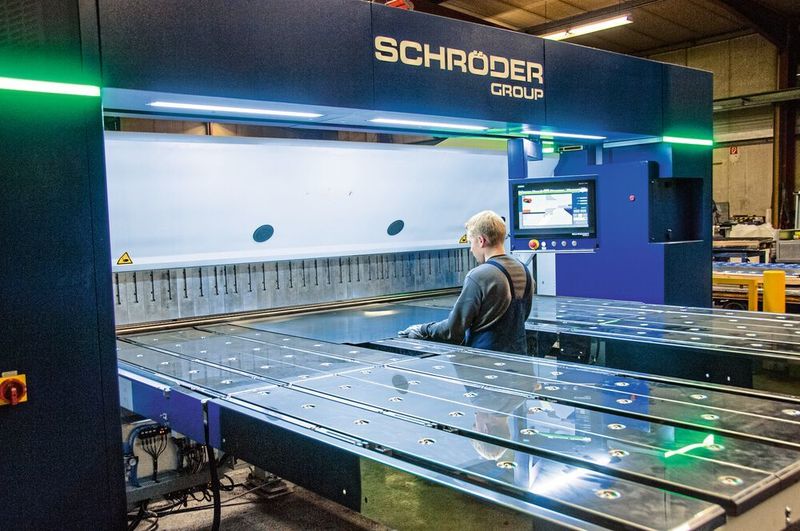 Wichtige Vorteile der Power Bend Industrial für MVK: schonende für die Blechoberfläche und auch bei großen Blechen von einem Mann bedienbar. (Schröder)