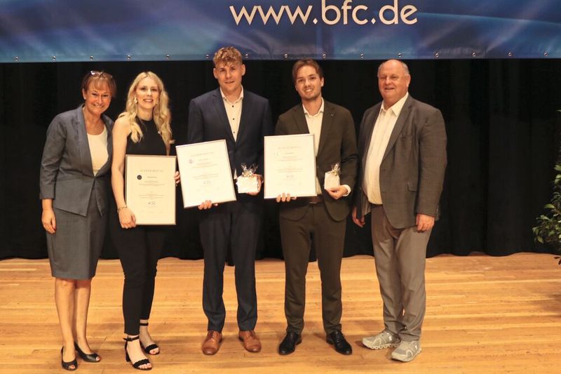Geschäftführerin Sylvia Gerl (li.) und Vorstandsvorsitzender Helmut Peter (re.) zeichneten die besten BFC-Absolventen des Jahrgangs 2024/25 Charlott Holz, Felix Trilling und Erik Witteler aus.(Bild:  BFC)