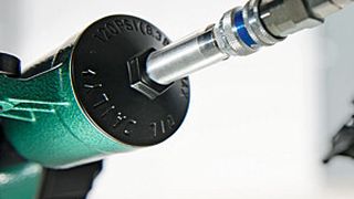 Bild 1: Inline-Druckregler an einer Nagelmaschine: Er sorgt für einen konstanten Arbeitsdruck. Das spart Energie und erhöht die Lebensdauer der Maschine. (Bild: Riegler)