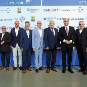 Gruppenbild des Vorstands des Landesverbands des bayerischen Kraftfahrzeuggewerbes mit dem Staatsminister: Präsident Albert Vetterl (7. v. l.) mit Albert Füracker (8. v. l.).(Bild:  VCG - Zietz)