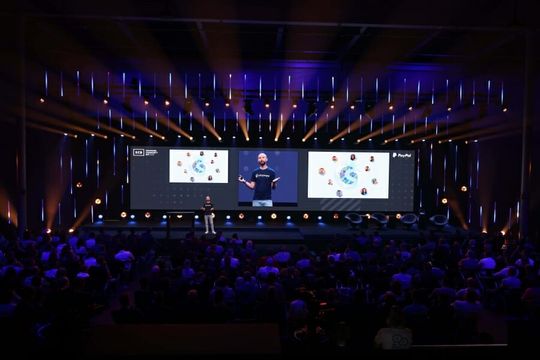 (Sebastian Hamann, Co-CEO der Shopware AG, kündigte in seiner Keynote die Enterprise Cloud an. (Bild: shopware AG))